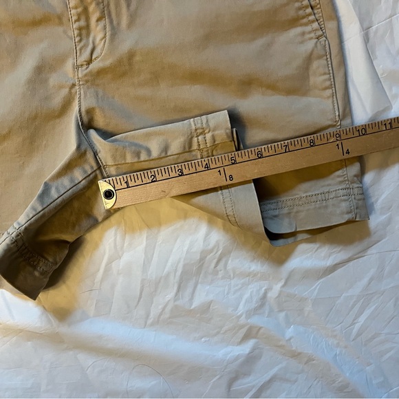 Gap khaki 5” shorts size 8 - Picture 6 of 8